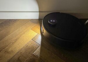 Mova Z60 Ultra Complete aspirant un parquet