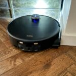 rouleau du Mova Z60 aspirant le long d’une plinthe