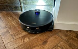 rouleau du Mova Z60 aspirant le long d’une plinthe