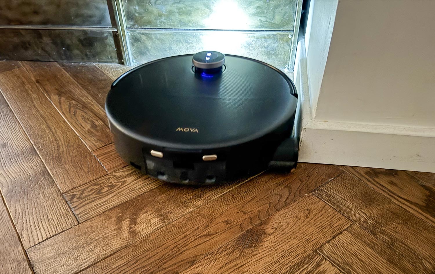 rouleau du Mova Z60 aspirant le long d’une plinthe