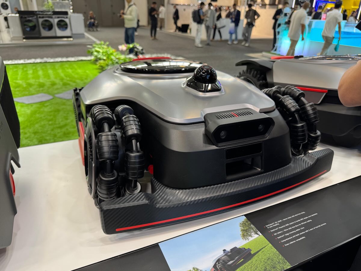 Le robot tondeuse NexLawn Vidar AWD © Labo Maison
