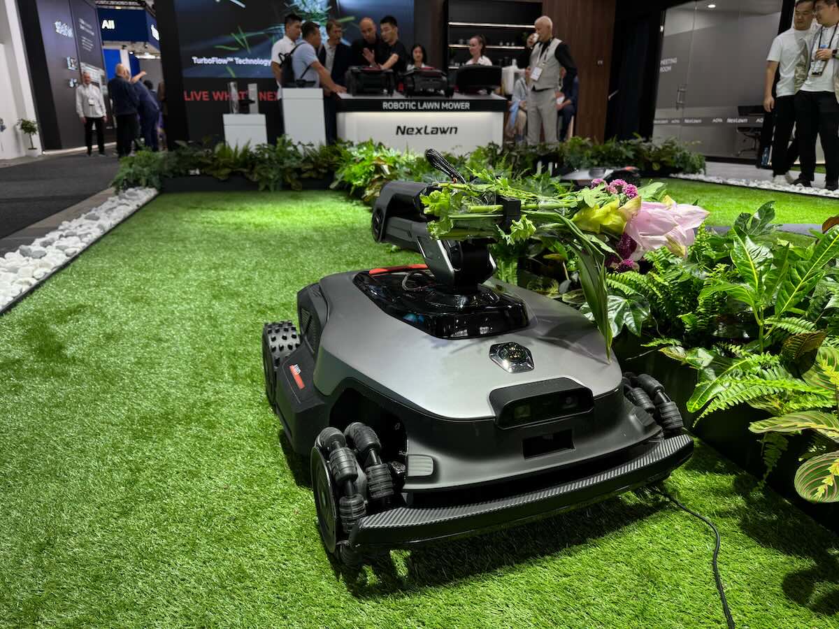 Le robot tondeuse NexLawn Master X avec son bras articulé © Labo Maison
