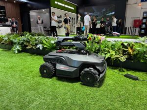 Le robot tondeuse NexLawn Master X avec son bras articulé © Labo Maison