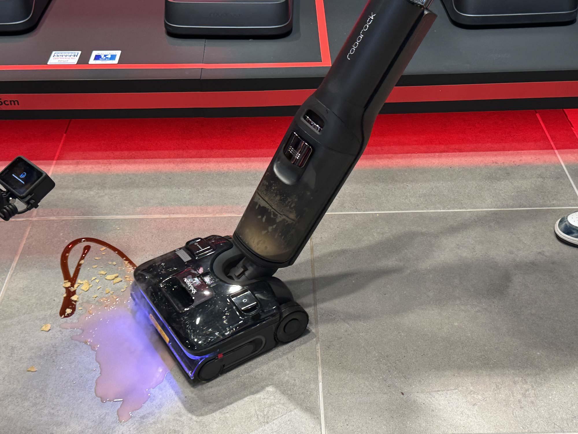 Roborock F25 Ultra en train de laver un sol avec son rouleau microfibre