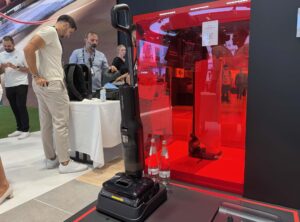 Roborock F25 Ultra posé sur sa base de recharge et d’entretien