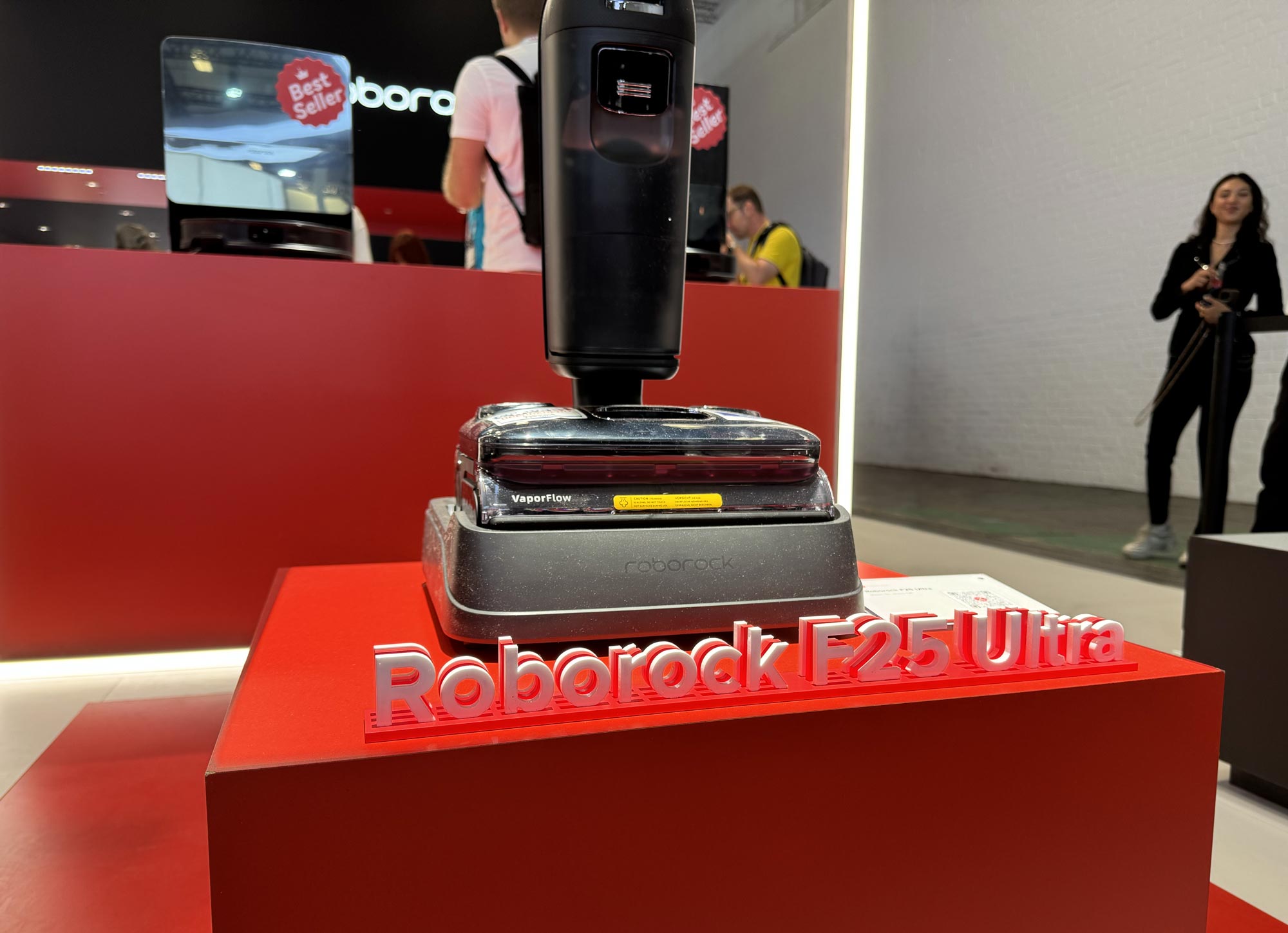 Gros plan sur la base du Roborock F25 Ultra avec l’appareil posé dessus