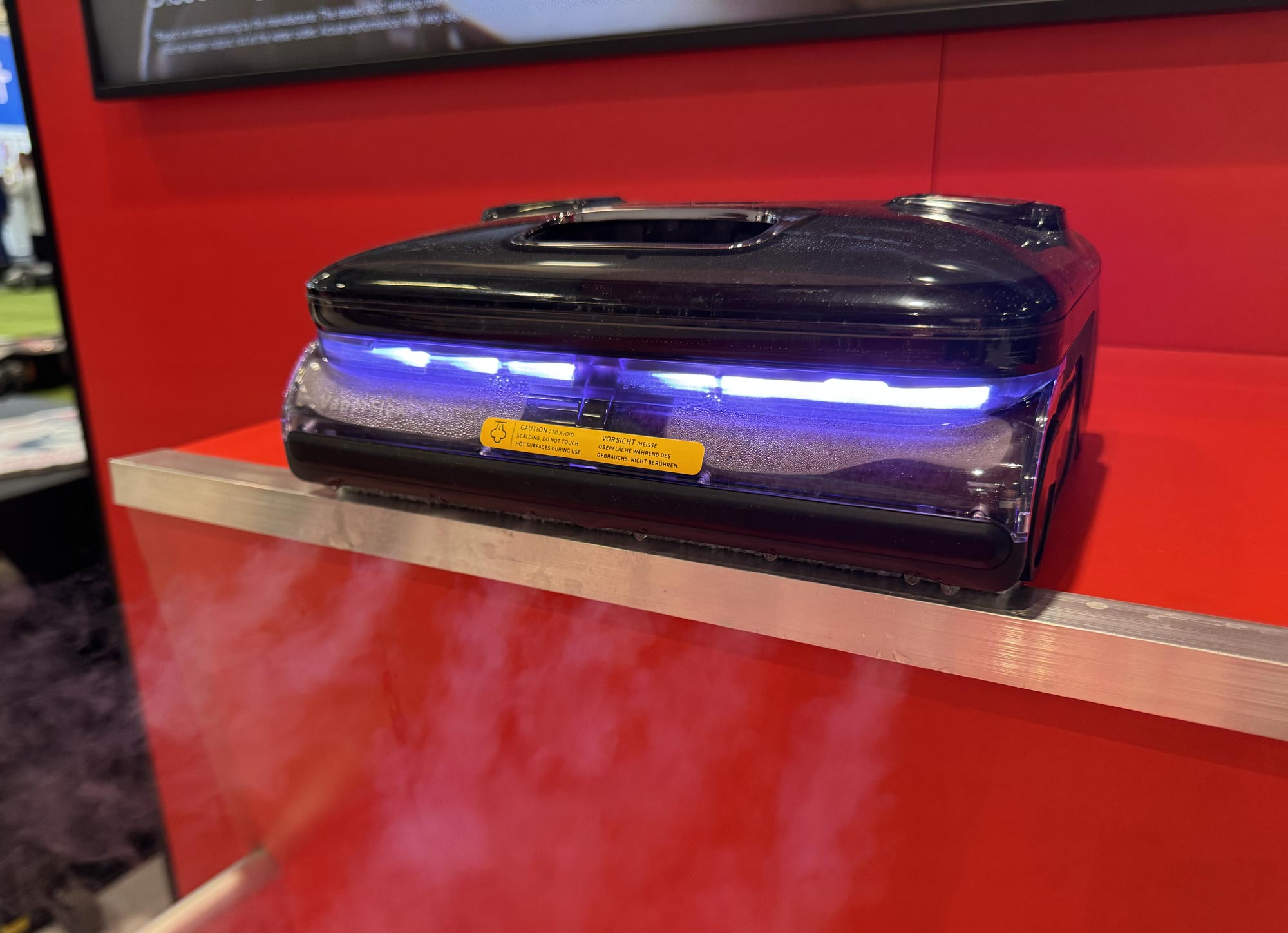 Vapeur sortant de la tête du Roborock F25 Ultra lors du lavage