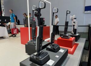 Gamme complète Roborock F25 présentée avec différents modèles de nettoyeurs de sol