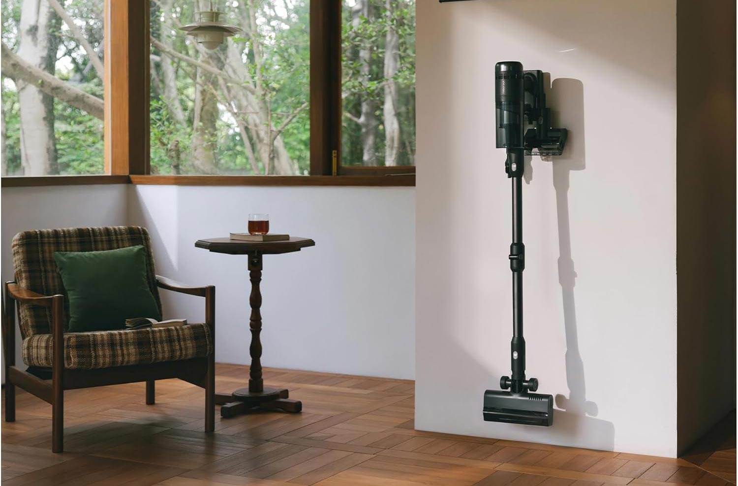 Roborock H60 Ultra rangé sur son support mural en charge