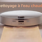Roborock Qrevo CurvX lavant le sol à l’eau chaude avec ses serpillières rotatives.