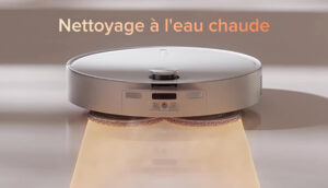 Roborock Qrevo CurvX lavant le sol à l’eau chaude avec ses serpillières rotatives.