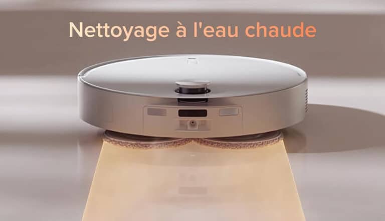 Roborock Qrevo CurvX lavant le sol à l’eau chaude avec ses serpillières rotatives.