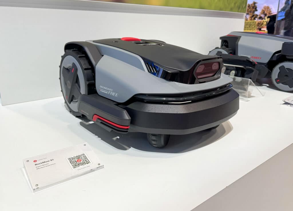 Vue latérale du Roborock RockMow S1 en fonctionnement