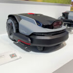 Vue latérale du Roborock RockMow S1 en fonctionnement