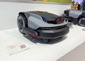 Vue latérale du Roborock RockMow S1 en fonctionnement