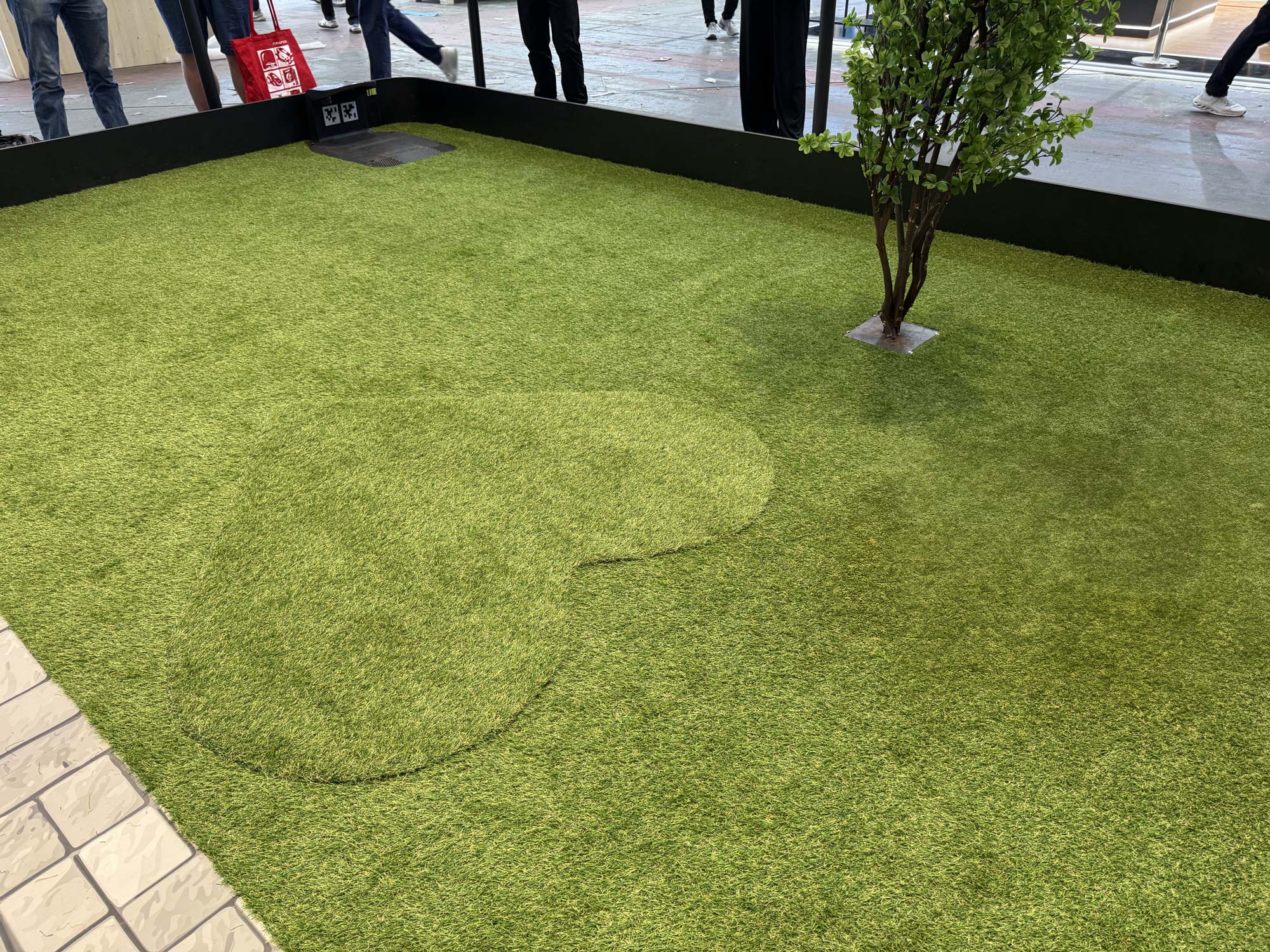 Motifs et dessins réalisés sur la pelouse avec le Roborock RockMow Z1