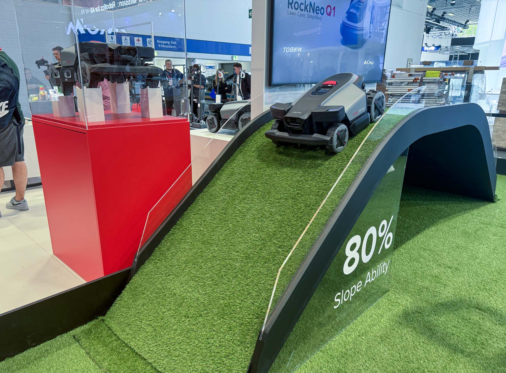 Robot tondeuse Roborock RockMow Z1 avec transmission intégrale et suspension dynamique