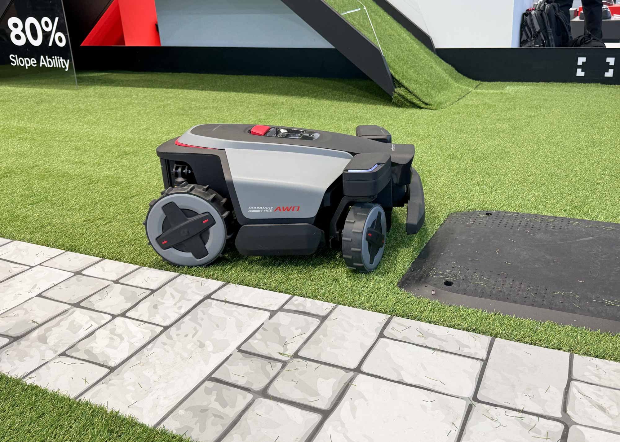 Roues directrices avant du Roborock RockMow Z1 pour des virages en douceur
