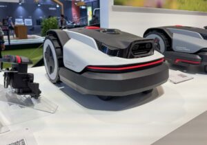 Robot tondeuse Roborock RockNeo Q1 avec navigation IA et mode Wildlife-Friendly