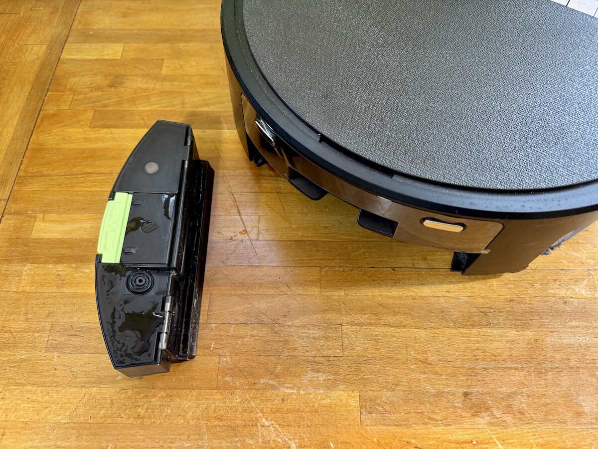 Le réservoir à eau sale du iRobot Roomba Max 705 Combo © Labo Maison