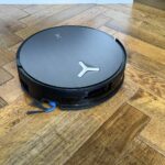 Ecovacs Deebot X11 aspirant des débris sur parquet