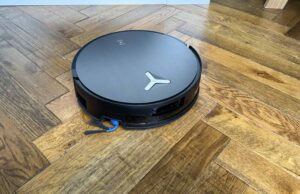 Ecovacs Deebot X11 aspirant des débris sur parquet