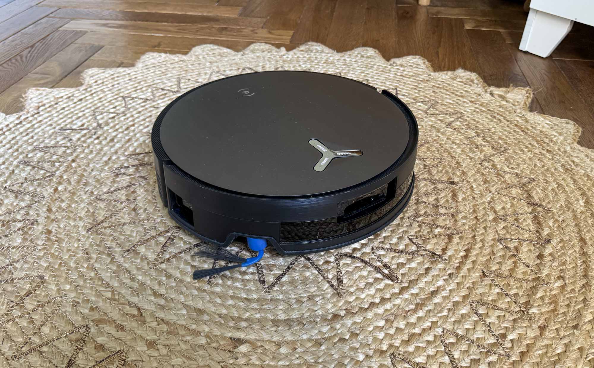 Ecovacs Deebot X11 aspirant sur un tapis à poils courts