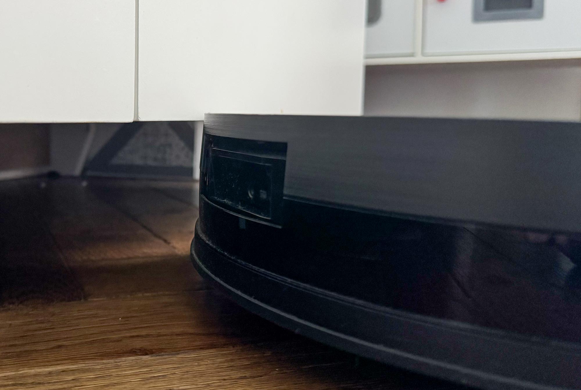 Ecovacs Deebot X11 bloqué sous un meuble bas à cause de sa hauteur