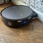 Rouleau du Deebot X11 se décalant pour nettoyer le long d’un mur