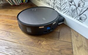 Rouleau du Deebot X11 se décalant pour nettoyer le long d’un mur