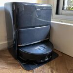 Mova Z60 Ultra Complete posé dans sa station d’accueil