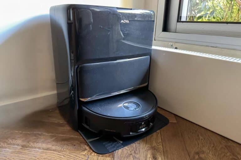 Mova Z60 Ultra Complete posé dans sa station d’accueil