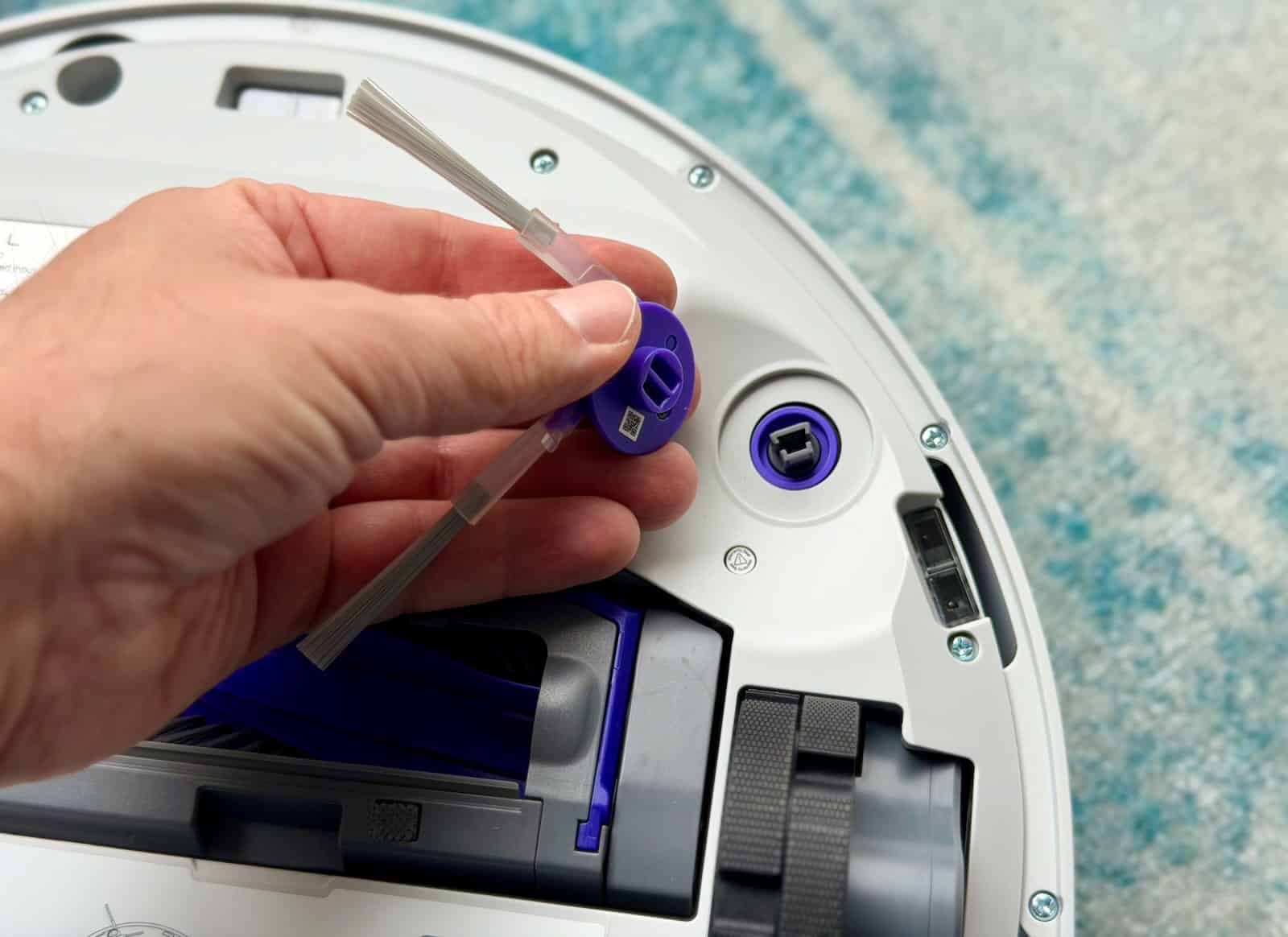 Installation des brossettes sur le robot aspirateur Narwal Flow