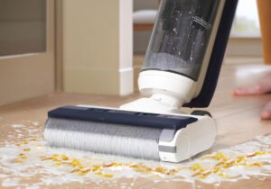 Aspirateur laveur Tineco iFloor 5 Breeze en train de nettoyer le sol