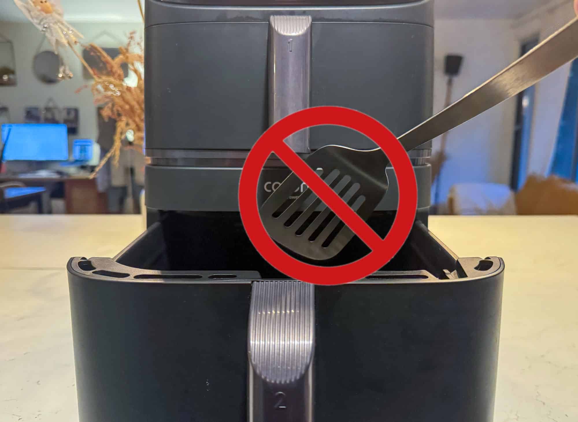 Ne pas utiliser de fourchettes ou couteaux en métal dans un Airfryer pour éviter d’abîmer le revêtement en Teflon.