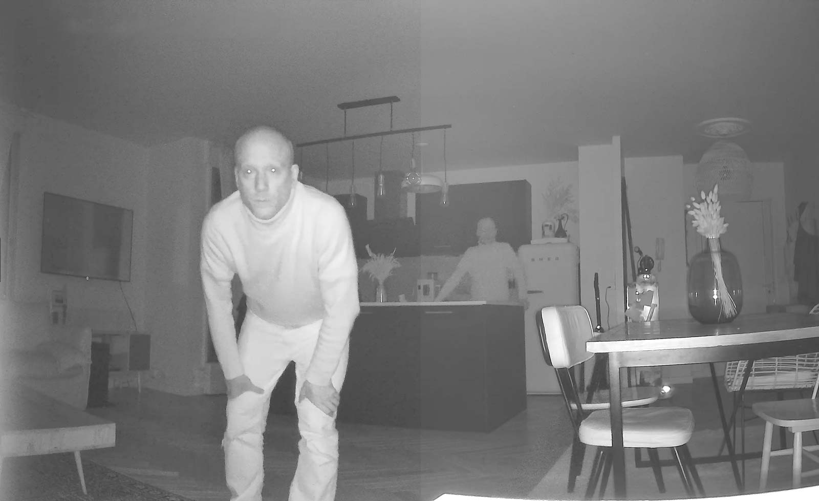 Vision nocturne infrarouge de la Xiaomi Smart Camera C701 dans une pièce sombre