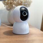 Xiaomi Smart Camera C701 posée sur un bureau lors du test Labo Maison
