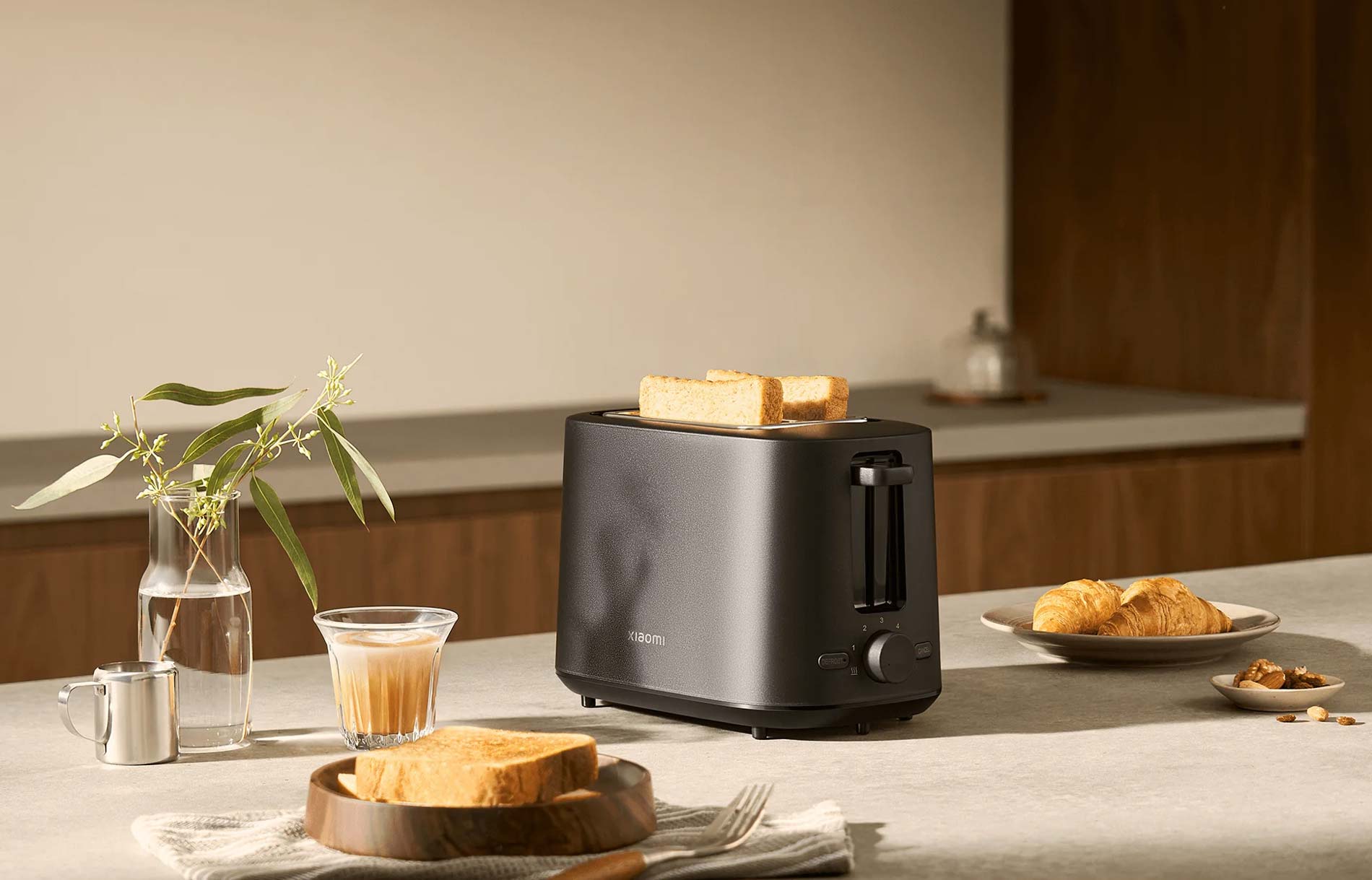 Xiaomi Toaster avec différentes préparations de pain doré et viennoiseries.