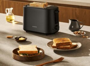 Pain grillé avec différents niveaux de dorage dans le Xiaomi Toaster.