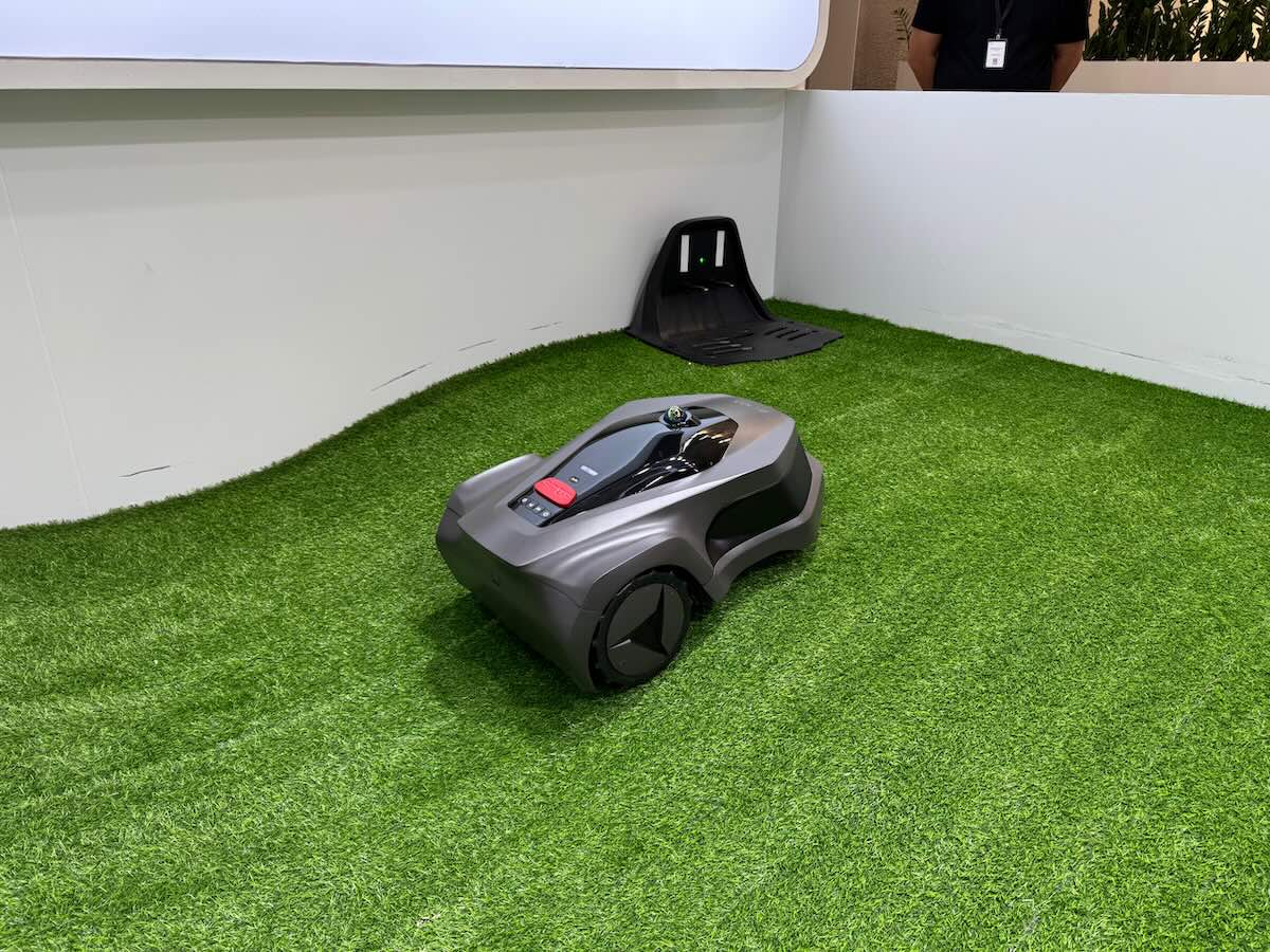 Le robot tondeuse Serie L d'iGarden © Labo Maison