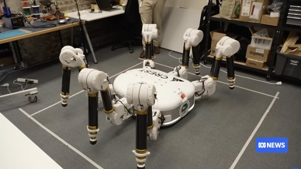 Robot araignée Charlotte en train de construire une maison avec son bras articulé – Crest Robotics.