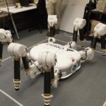 Robot araignée Charlotte en train de construire une maison avec son bras articulé – Crest Robotics.