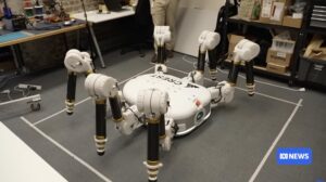 Robot araignée Charlotte en train de construire une maison avec son bras articulé – Crest Robotics.
