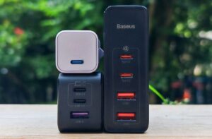 Comparatif des meilleurs chargeurs USB-C pour MacBook Pro M5 : Baseus 140W, Anker Nano II 100W et Anker Prime GaN 100W alignés avec leurs caractéristiques techniques