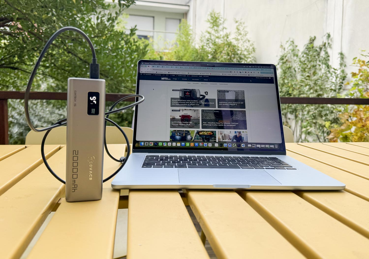 Batterie externe Cuktech 15 rechargeant un MacBook Air M4 à 65 W