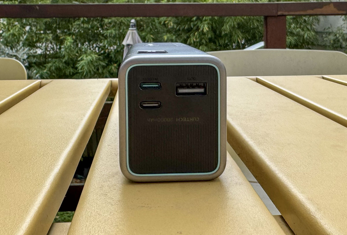 Connectique de la batterie externe Cuktech 15 avec deux ports USB-C et un USB-A