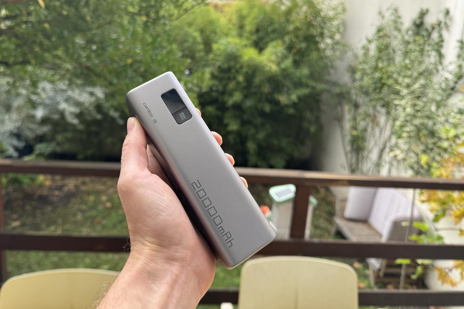 Batterie externe Cuktech 15 tenue en main pour illustrer sa compacité