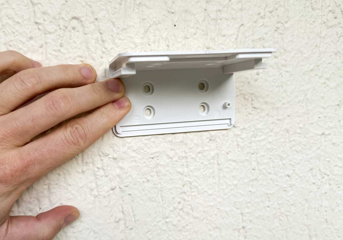 Support mural et perçage pour l’installation de la caméra Ezviz HB8 Pro 4K
