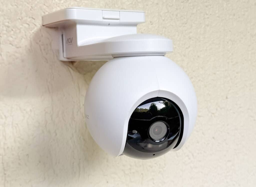 Caméra Ezviz HB8 Pro 4K fixée sur un mur pour la surveillance extérieure