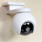 Caméra Ezviz HB8 Pro 4K fixée sur un mur pour la surveillance extérieure